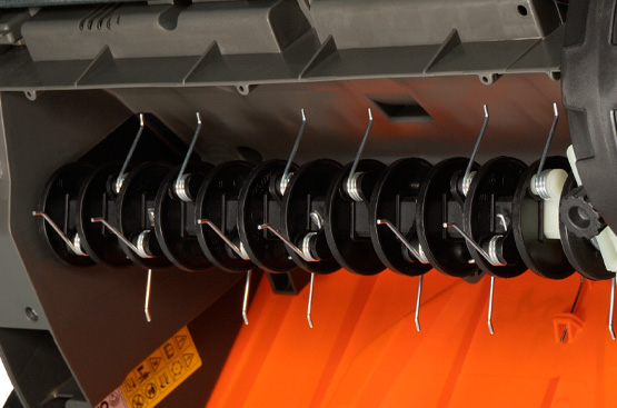 Предназначен для эффективного вычесывания старой травы, мха и листвы с газона. Такая обработка способствует активному росту новой зелени и оздоровлению газона, предотвращая образование мхов и уплотнений.